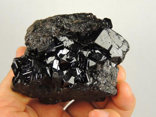 Andradita (variedad melanita)<br />Ojos Españoles Mine, General Lázaro Cárdenas, Municipio Julimes, Chihuahua, Mexico<br />8.5 x 7 x 7 centimetros<br /> (Autor: Ricardo Melendez)