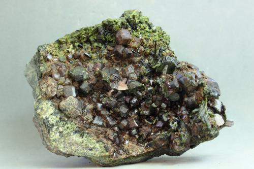 Andradita<br />Minas de Cala, Cala, Comarca Sierra de Huelva, Huelva, Andalucía, España<br />98x75x39 mm.<br /> (Autor: Juan Espino)