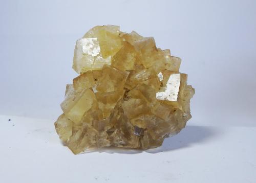 Fluorita<br />Mina María Magdalena (Mina Santiago), Lo Fangar (Els Solans) / La Font del Metge, Ulldemolins, Comarca Priorat, Tarragona, Cataluña / Catalunya, España<br />4,7 x 4,5 x 1,5 cm<br /> (Autor: heat00)