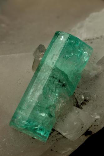 Beryl (variety emerald), Calcite<br />La Pita mining district, Polveros Mine, Municipio Maripí, Western Emerald Belt, Boyacá Department, Colombia<br />49x35x19mm, xl=14x5mm<br /> (Author: Fiebre Verde)