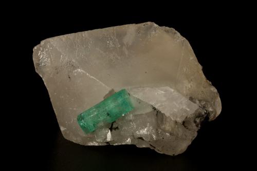 Beryl (variety emerald), Calcite<br />La Pita mining district, Polveros Mine, Municipio Maripí, Western Emerald Belt, Boyacá Department, Colombia<br />49x35x19mm, xl=14x5mm<br /> (Author: Fiebre Verde)