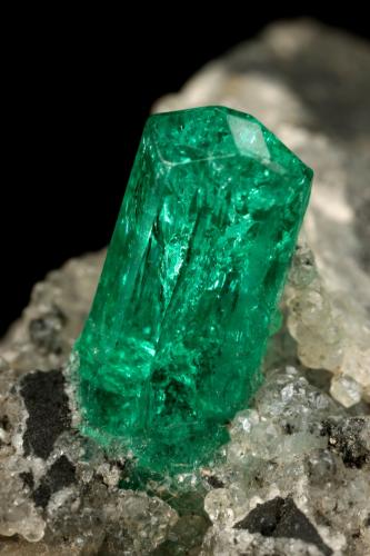 Beryl (variety emerald), Calcite<br />Chivor mining district, Municipio Chivor, Eastern Emerald Belt, Boyacá Department, Colombia<br />25x25x32mm, xl=8x3mm<br /> (Author: Fiebre Verde)