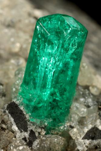 Beryl (variety emerald), Calcite<br />Chivor mining district, Municipio Chivor, Eastern Emerald Belt, Boyacá Department, Colombia<br />25x25x32mm, xl=8x3mm<br /> (Author: Fiebre Verde)