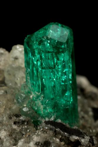 Beryl (variety emerald), Calcite<br />Chivor mining district, Municipio Chivor, Eastern Emerald Belt, Boyacá Department, Colombia<br />25x25x32mm, xl=8x3mm<br /> (Author: Fiebre Verde)