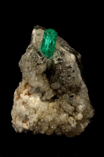 Beryl (variety emerald), Calcite<br />Chivor mining district, Municipio Chivor, Eastern Emerald Belt, Boyacá Department, Colombia<br />25x25x32mm, xl=8x3mm<br /> (Author: Fiebre Verde)