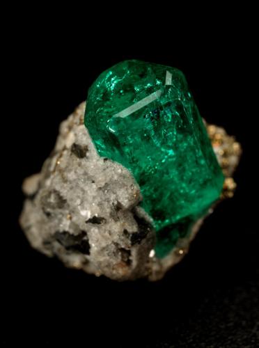 Beryl (variety emerald), Calcite, Pyrite<br />Chivor mining district, El Oriente Mine, Municipio Chivor, Eastern Emerald Belt, Boyacá Department, Colombia<br />xl=12x6mm<br /> (Author: Fiebre Verde)