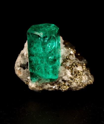 Beryl (variety emerald), Calcite, Pyrite<br />Chivor mining district, El Oriente Mine, Municipio Chivor, Eastern Emerald Belt, Boyacá Department, Colombia<br />xl=12x6mm<br /> (Author: Fiebre Verde)