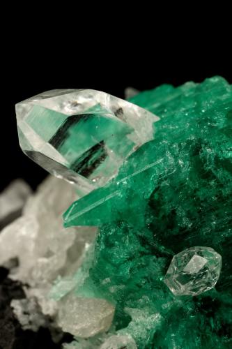 Beryl (variety emerald), Calcite, Quartz<br />Muzo mining district, Western Emerald Belt, Boyacá Department, Colombia<br />53x39mm, xl=25x23mm<br /> (Author: Fiebre Verde)