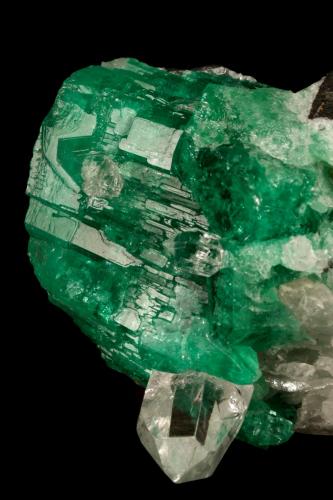 Beryl (variety emerald), Calcite, Quartz<br />Muzo mining district, Western Emerald Belt, Boyacá Department, Colombia<br />53x39mm, xl=25x23mm<br /> (Author: Fiebre Verde)