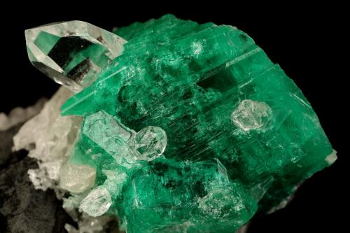 Beryl (variety emerald), Calcite, Quartz<br />Muzo mining district, Western Emerald Belt, Boyacá Department, Colombia<br />53x39mm, xl=25x23mm<br /> (Author: Fiebre Verde)