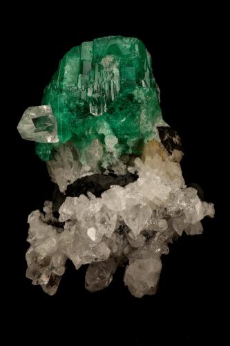 Beryl (variety emerald), Calcite, Quartz<br />Muzo mining district, Western Emerald Belt, Boyacá Department, Colombia<br />53x39mm, xl=25x23mm<br /> (Author: Fiebre Verde)