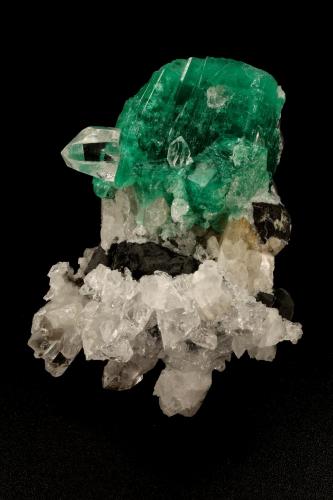 Beryl (variety emerald), Calcite, Quartz<br />Muzo mining district, Western Emerald Belt, Boyacá Department, Colombia<br />53x39mm, xl=25x23mm<br /> (Author: Fiebre Verde)