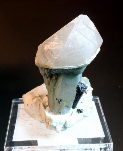 Quartz, Hedenbergite<br />Serifos Island, Cyclade Islands, Kykládes Prefecture, Aegean Islands Department (Aiyaíon), Greece<br />6 x 4.4 cm<br /> (Author: Don Lum)