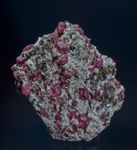 Grossular<br />Sierra de las Cruces, Sierra Mojada mining district, Municipio Sierra Mojada, Coahuila (Coahuila de Zaragoza), Mexico<br />12.1 x 9.0 cm<br /> (Author: am mizunaka)