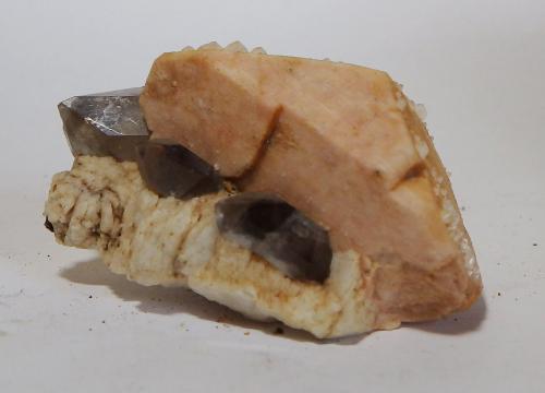 Albita, Cuarzo y Microclina<br />Mas Sever Quarry, Massabè (Mas Ceber), Sils, Comarca La Selva, Gerona / Girona, Catalonia / Catalunya, Spain<br />4,8 x 3,4 x 2,2 cm<br /> (Autor: heat00)