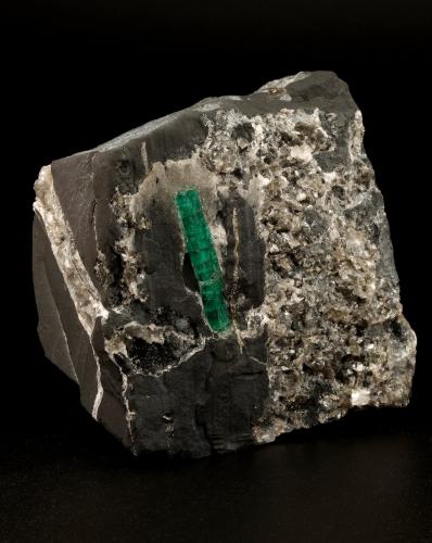 Beryl (variety emerald), Calcite, Pyrite<br />Muzo (distrito minero), Cinturón Esmeraldífero Occidental, Departamento Boyacá, Colombia<br />64x55x65mm, xl=27mm<br /> (Author: Fiebre Verde)