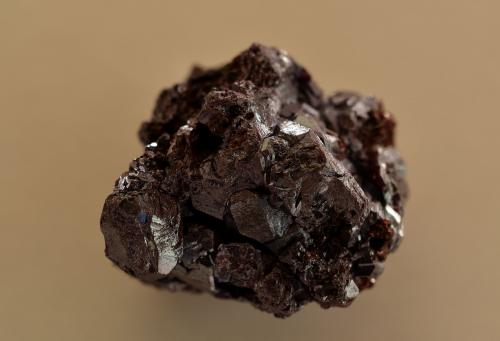 Cuprita<br />Mina Tsumeb, Tsumeb, Región Otjikoto, Namibia<br />2,5 x 2,2 x 2,6 cm<br /> (Autor: Raul S. Llorente)
