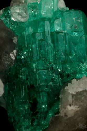 Beryl (variety emerald), Calcite, Quartz<br />La Pita mining district, Municipio Maripí, Western Emerald Belt, Boyacá Department, Colombia<br />21x35mm, cluster=20mm long<br /> (Author: Fiebre Verde)