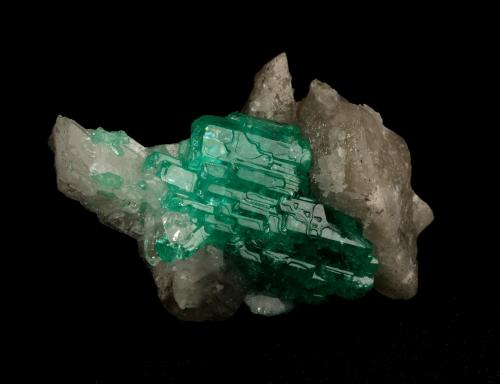 Beryl (variety emerald), Calcite, Quartz<br />La Pita mining district, Municipio Maripí, Western Emerald Belt, Boyacá Department, Colombia<br />21x35mm, cluster=20mm long<br /> (Author: Fiebre Verde)