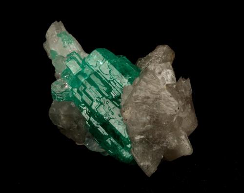 Beryl (variety emerald), Calcite, Quartz<br />La Pita mining district, Municipio Maripí, Western Emerald Belt, Boyacá Department, Colombia<br />21x35mm, cluster=20mm long<br /> (Author: Fiebre Verde)