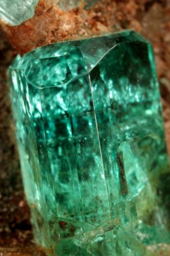 Beryl (variety emerald), Calcite, Pyrite<br />Chivor mining district, Buena Vista Mine, Municipio Ubalá, Eastern Emerald Belt, Cundinamarca Department, Colombia<br />30x12x42mm, main xl=13x5mm<br /> (Author: Fiebre Verde)