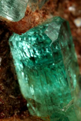 Beryl (variety emerald), Calcite, Pyrite<br />Chivor (distrito minero), Mina Buena Vista, Municipio Ubalá, Cinturón Esmeraldífero Oriental, Departamento Cundinamarca, Colombia<br />30x12x42mm, main xl=13x5mm<br /> (Author: Fiebre Verde)