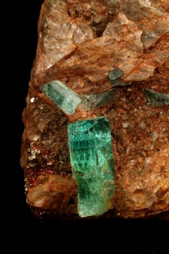 Beryl (variety emerald), Calcite, Pyrite<br />Chivor (distrito minero), Mina Buena Vista, Municipio Ubalá, Cinturón Esmeraldífero Oriental, Departamento Cundinamarca, Colombia<br />30x12x42mm, main xl=13x5mm<br /> (Author: Fiebre Verde)