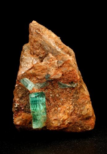 Beryl (variety emerald), Calcite, Pyrite<br />Chivor (distrito minero), Mina Buena Vista, Municipio Ubalá, Cinturón Esmeraldífero Oriental, Departamento Cundinamarca, Colombia<br />30x12x42mm, main xl=13x5mm<br /> (Author: Fiebre Verde)