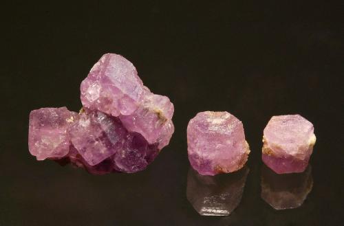 Coquimbite<br />Dexter No. 7 Mine, Calf Mesa, San Rafael District, Emery County, Utah, USA<br />2.0 cm group and 0.7 cm single crystals<br /> (Author: crosstimber)