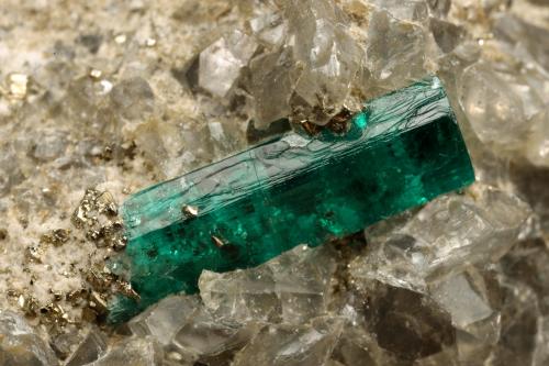 Beryl (variety emerald), Dolomite, Pyrite<br />Chivor mining district, San Gregorio Mine, Municipio Chivor, Eastern Emerald Belt, Boyacá Department, Colombia<br />30x29x41mm, main xl=10mm<br /> (Author: Fiebre Verde)