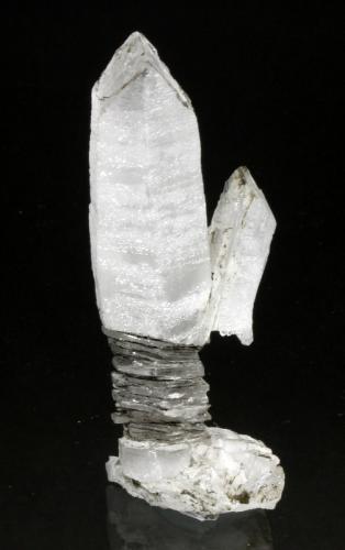 Quartz, Calcite, Hedenbergite<br />Bor Pit, Dalnegorsk B deposit, Dalnegorsk, Dalnegorsk Urban District, Primorsky Krai, Russia<br />6.8 x 2.6 x 2.4 cm<br /> (Author: Don Lum)