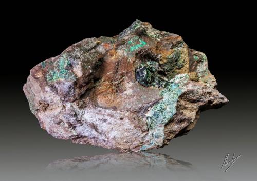 Libethenita<br />Novísimo San Fernando Mine, Cortijo Traslasierra, Oliva de Mérida, Comarca Tierra de Mérida-Vegas Bajas, Badajoz, Extremadura, Spain<br />88 x 54mm. Tamaño de cristal: 8 mm<br /> (Autor: Manuel Mesa)