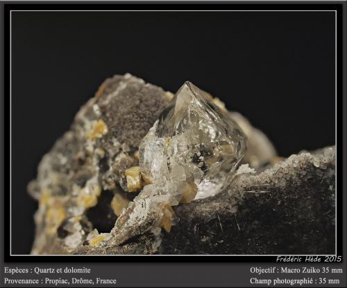 Quartz, Dolomite<br />Propiac, Nyons, Drôme, Auvergne-Rhône-Alpes, France<br />fov 35 mm<br /> (Author: ploum)