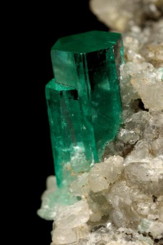 Beryl (variety emerald), Calcite<br />Coscuez mining district, Municipio San Pablo de Borbur, Western Emerald Belt, Boyacá Department, Colombia<br />30x49x29mm, xl=9x4mm<br /> (Author: Fiebre Verde)