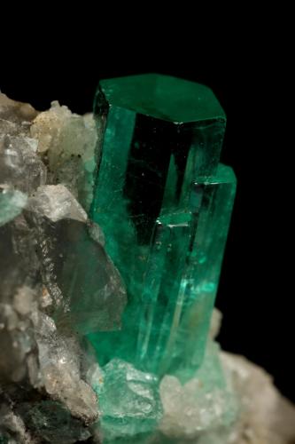 Beryl (variety emerald), Calcite<br />Coscuez mining district, Municipio San Pablo de Borbur, Western Emerald Belt, Boyacá Department, Colombia<br />30x49x29mm, xl=9x4mm<br /> (Author: Fiebre Verde)