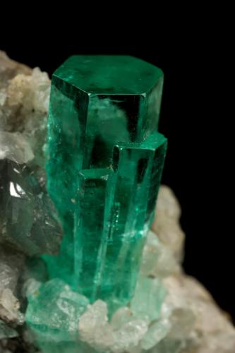 Beryl (variety emerald), Calcite<br />Coscuez mining district, Municipio San Pablo de Borbur, Western Emerald Belt, Boyacá Department, Colombia<br />30x49x29mm, xl=9x4mm<br /> (Author: Fiebre Verde)