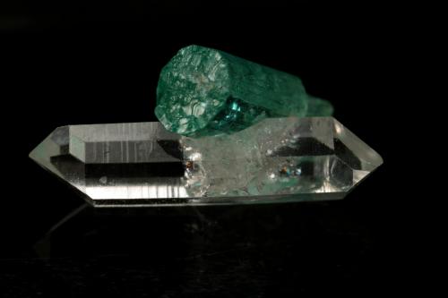 Beryl (variety emerald), Quartz<br />Muzo mining district, Western Emerald Belt, Boyacá Department, Colombia<br />Beryl=9mm  Quartz=13mm<br /> (Author: Fiebre Verde)