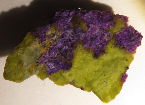 Stichtite in serpentine (lizardite?)<br />Dundas, Zeehan District, West Coast Council, Tasmania, Australia<br />3 x 2 x 0,7 cm<br /> (Author: kakov)