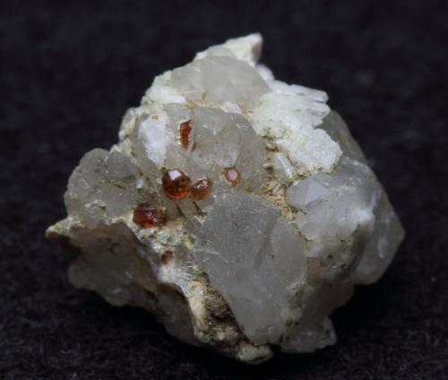 Almandino (Grupo Granate) con Cuarzo<br />Can Vernenc, Montnegre Mountains, La Batllòria, Sant Celoni, Comarca Vallès Oriental, Barcelona, Catalonia / Catalunya, Spain<br />1,5 x 1,5 x 1 cm<br /> (Autor: karbu8)
