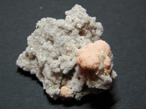 Rhodochrosite on Calcite<br />Kuruman, Kalahari manganese field (KMF), Provincia Septentrional del Cabo, Sudáfrica<br />50x40mm<br /> (Author: Heimo Hellwig)