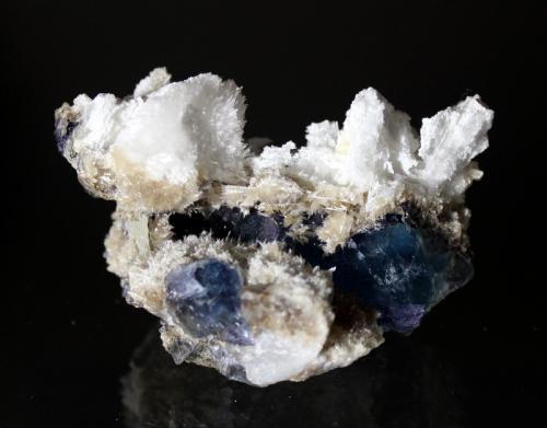 Strontianite, Fluorite<br />Mina Minerva I, Grupo Ozark-Mahoning, Sub-Distrito Cave-in-Rock, Condado Hardin, Illinois, USA<br />8.0 x 5.5 x 4.5 cm<br /> (Author: Don Lum)