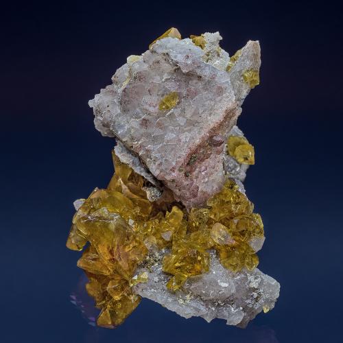 Barite, Quartz<br />Pöhla, Distrito Schwarzenberg, Erzgebirgskreis, Sajonia/Sachsen, Alemania<br />7.0 x 6.0 x 7.3 cm<br /> (Author: am mizunaka)