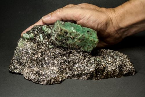 Berilo (variedad esmeralda)<br />Emerald Deposit, A Franqueira, A Cañiza, Comarca Paradanta, Pontevedra, Galicia / Galiza, Spain<br />220 x 83 mm. Cristal 70 mm. Peso 1200 g<br /> (Autor: Manuel Mesa)