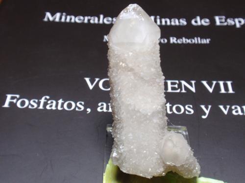 Cuarzo (variedad cuarzo lechoso)<br />Concesión Andrea-2 (Los Arenales), paraje Marrada de Callaf, Cáceres ciudad, Comarca de Cáceres, Cáceres, Extremadura, España<br />15x50 mm<br /> (Autor: Ignacio)