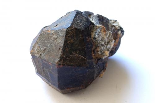 Almandino<br />Porto, Comarca Sanabria, Zamora, Castile and León, Spain<br />Medidas pieza: 2,7x2x1.8 cm<br /> (Autor: Sergio Pequeño)