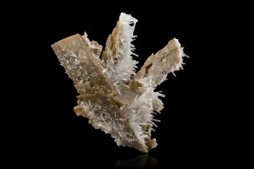 Siderite<br />Saint-Pierre-de-Mésage, Vizille, Grenoble, Isère, Auvergne-Rhône-Alpes, France<br />19,0 x 17,0 x 9,0 cm<br /> (Author: MIM Museum)