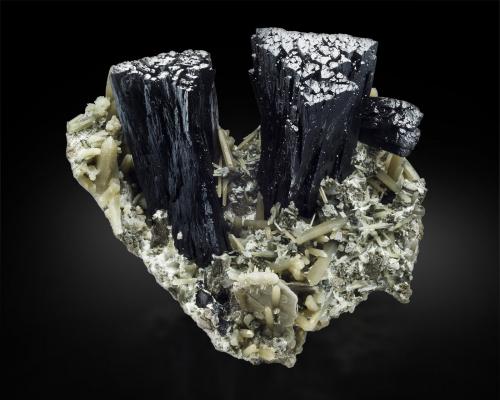 Ilvaite with Hedenbergite and Quartz<br />Huanggang Mines, Hexigten Banner (Kèshíkèténg Qí), Chifeng (Ulanhad), Inner Mongolia Autonomous Region, China<br />23,0 x 26,0 x 16,0 cm<br /> (Author: MIM Museum)