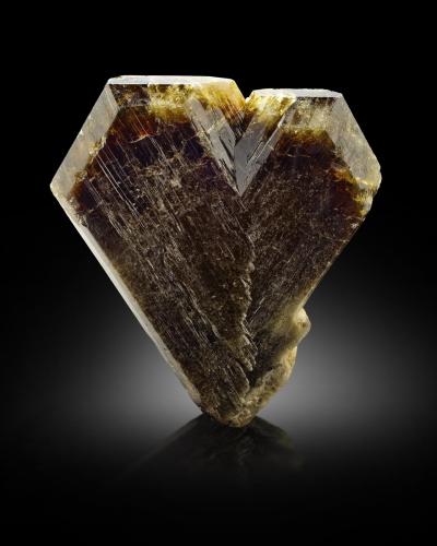 Chrysoberyl<br />Pancas, Espirito Santo, Región Sudeste, Brasil<br />18,5 	x	15,0	x	24,0	cm<br /> (Author: MIM Museum)