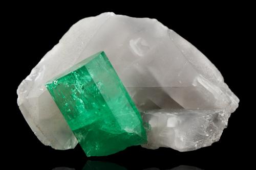 Beryl (variety emerald) on Calcite<br />La Pita (distrito minero), Municipio Maripí, Cinturón Esmeraldífero Occidental, Departamento Boyacá, Colombia<br />9,5	x	6,0	x	6,0	cm<br /> (Author: MIM Museum)