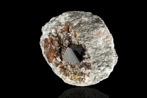 Magnetite<br />Valle Binn (Binntal), Wallis (Valais), Suiza<br />7,0	x	6,0	x	3,5	cm<br /> (Author: MIM Museum)